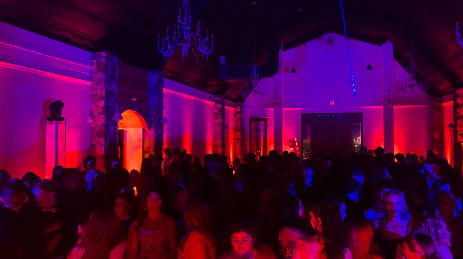 Red uplighting and lasers over the crowd at DuGaren